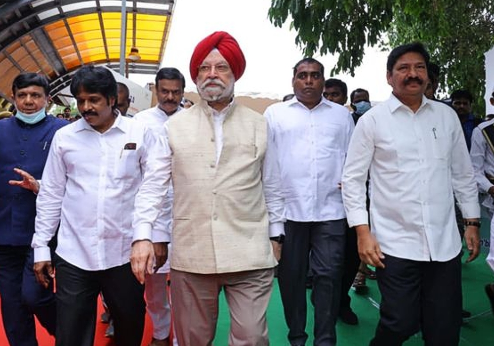 Ministry of Housing and Urban Affairs | Hardeep Singh Puri | With a Beneficiary of PMAY(U) | Vizag