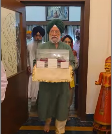 Guru Charan Yatra: Puri family Blessed to hand over the holy Jore Sahib “Charan Suhawe”