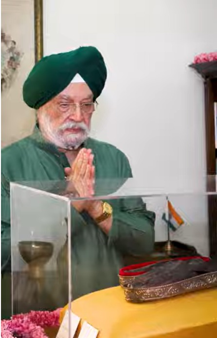 Glimpse of emotional moment of my family and sangat at my residence before #GuruCharanYatra